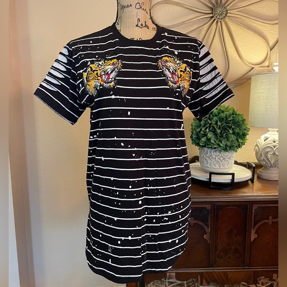 Like New Switch Remarkable Limited Edition Retro Razor Cut Tiger Patch Tee - Picture 4 of 13